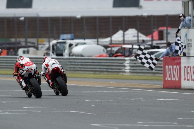 2020年全日本ロード第4戦もてぎ ST1000 フィニッシュシーン：名越哲平と高橋裕紀