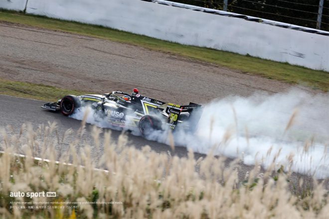 ブレーキングで白煙を上げるセルジオ・セッテ・カマラ（Buzz Racing with B-Max）