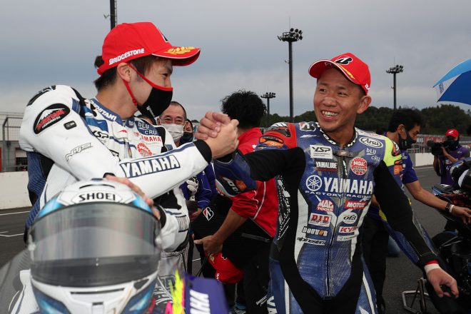 2020年全日本ロード第4戦もてぎ JSB1000 レース2：野左根航汰と中須賀克行（YAMAHA FACTORY RACING TEAM）