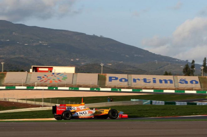 2009年F1プレシーズンテスト　ポルティマオ・サーキットを走行するフェルナンド・アロンソ（ルノー）