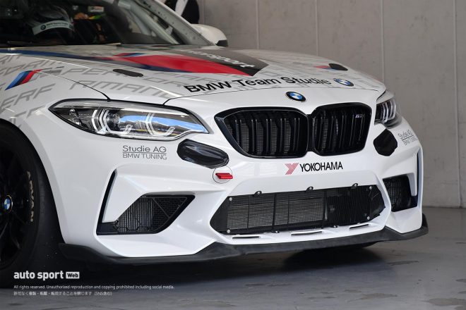 ブレーキ導風が設けられたBMW M2 CSレーシング。フロントのリップもコストを考え樹脂製となっている。