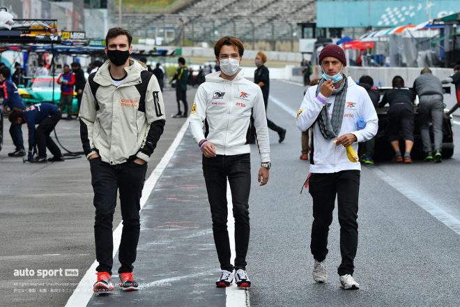 arto RC F GT3をドライブするショーン・ウォーキンショー（左）とマティアス・ベッシェ（右）