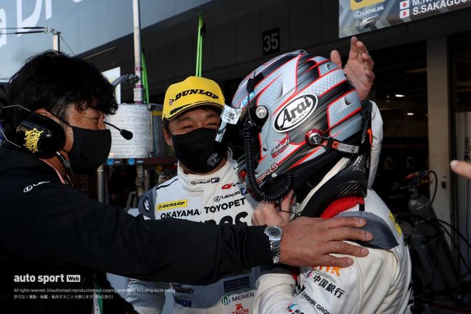 ポールポジションを獲得した阪口晴南を迎える新田守男と影山正彦監督