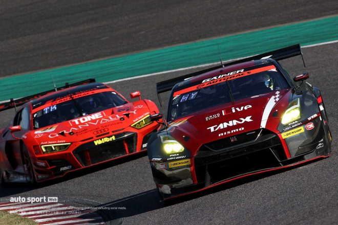 GAINER TANAX GT-Rの後方の4番手につけていくHitotsuyama Audi R8 LMS