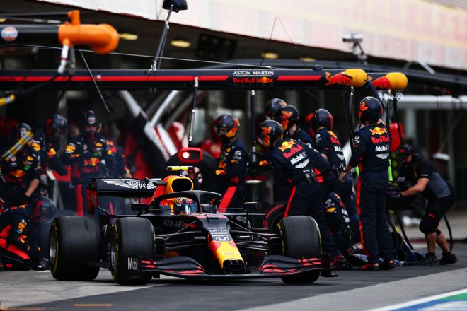 2020年F1第12戦ポルトガルGP　アレクサンダー・アルボン（レッドブル・ホンダ）のピットストップ