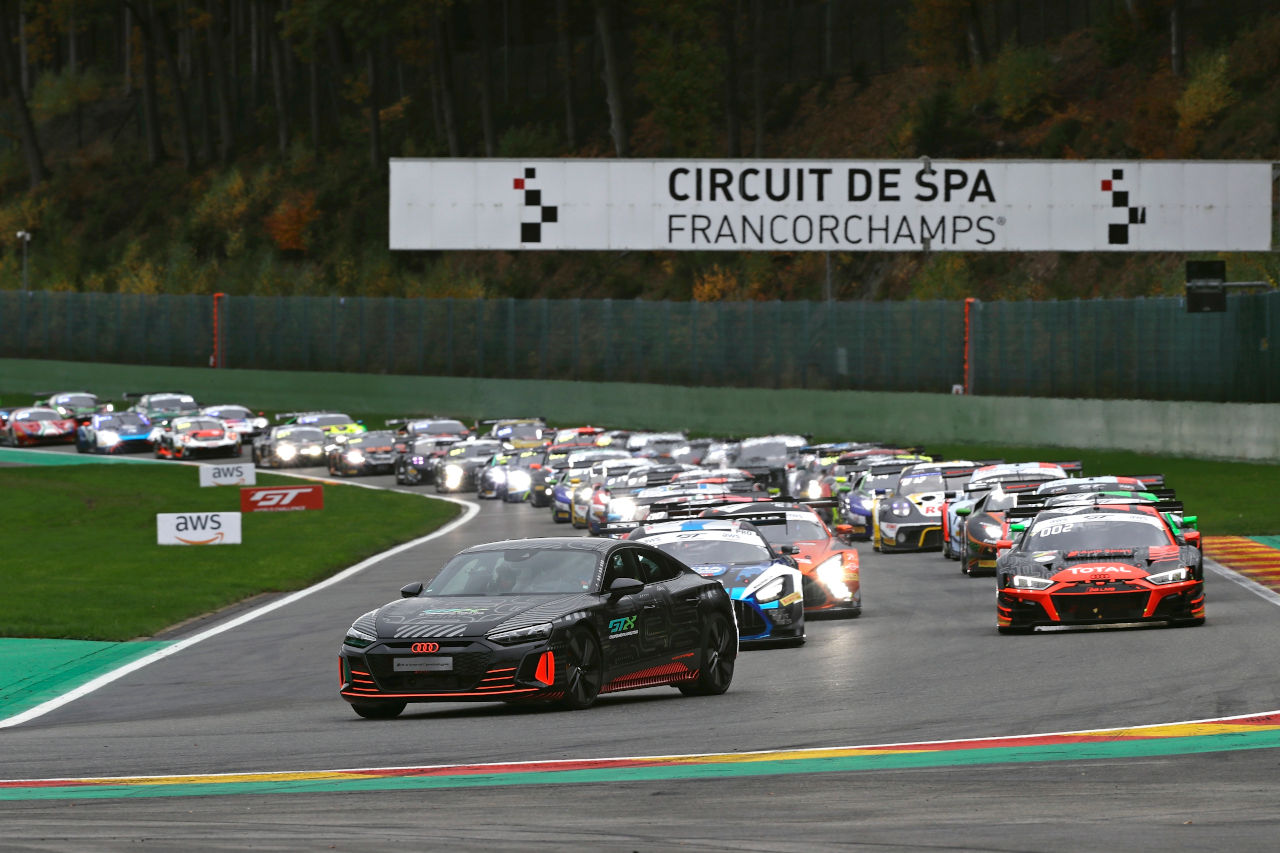 フォーメーションラップに登場したアウディの電気自動車『アウディRS e-トロンGT プロトタイプ』