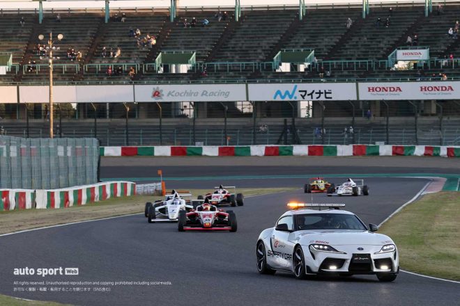 第5戦はセーフティカー先導で終了した