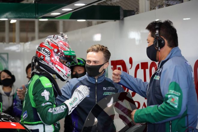 Q2進出を喜ぶ藤井誠暢とケイ・コッツォリーノ、佐々木主浩総監督