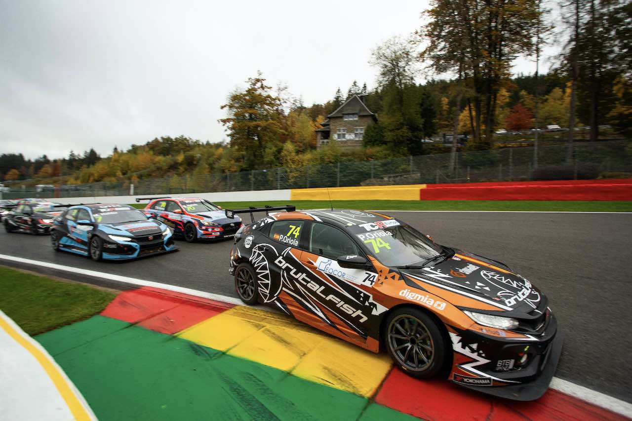 R2スタートでポールシッターのマット・オモラ（ヒュンダイi30 N TCR／BRC Racing Team）を仕留めたペペ・オリオラ（FK8型ホンダ・シビック・タイプR TCR／Brutal Fish Racing Team）が首位でラ・ソースへ
