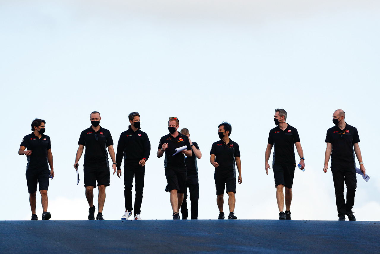 ロマン・グロージャン＆小松礼雄エンジニアリングディレクター（ハース）