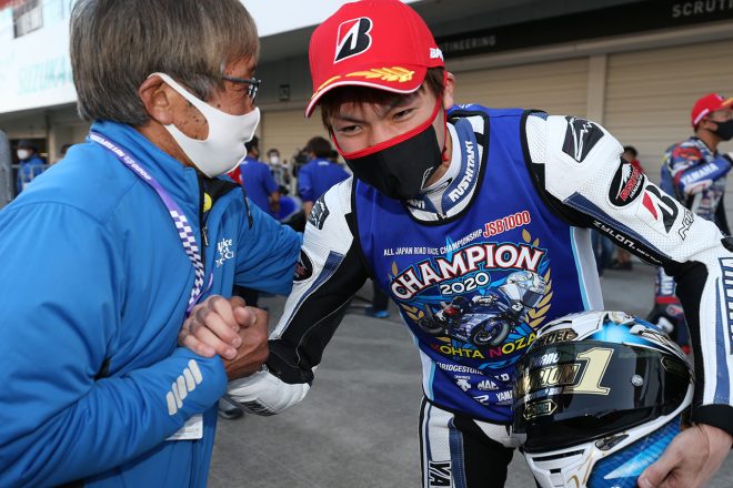 チームノリックの阿部光雄監督と野左根航汰（YAMAHA FACTORY RACING TEAM）／2020年全日本ロード最終戦鈴鹿 JSB1000 レース1