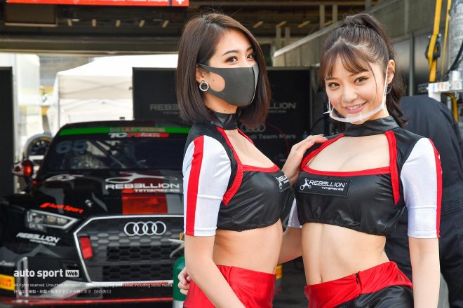 レースクイーンたちはフェイスガードやマスクを着用してピットウォークに参加した。