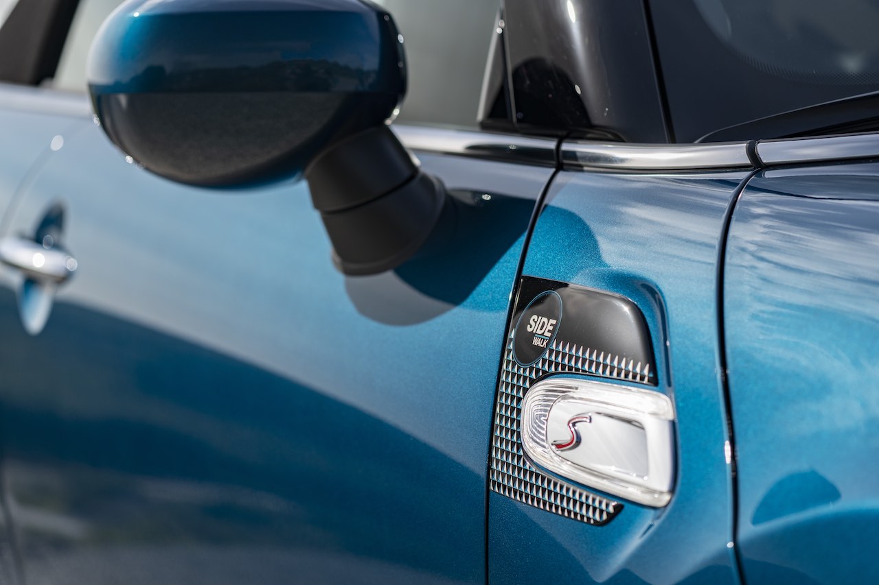 サイドスカットルとボンネットストライプにも専用のディテールとロゴが加えられた