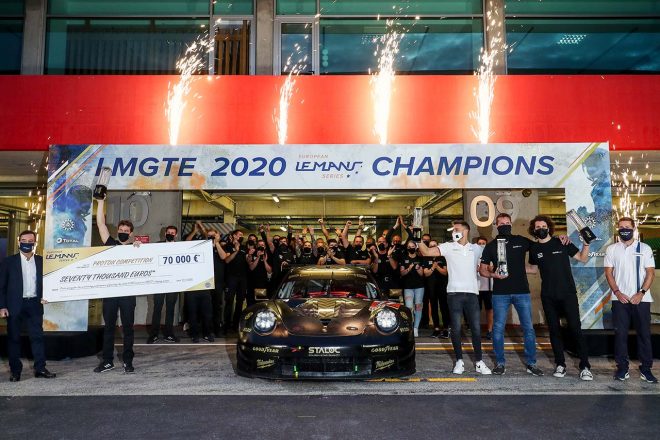 LMGTEクラスで優勝、同ポイントでタイトルを獲得したプロトン・コンペティションの77号車ポルシェ911 RSR陣営