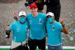 2020年F1第13戦エミリア・ロマーニャGP　メルセデスのタイトル7連覇確定を祝うバルテリ・ボッタス、チーム代表トト・ウォルフ、ルイス・ハミルトン