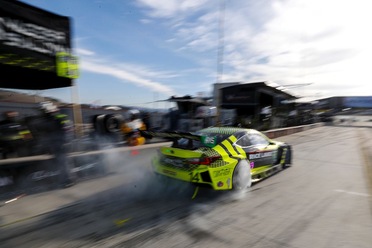 ピットアウトするエイム・バッサー・サリバンの14号車レクサスRC F GT3