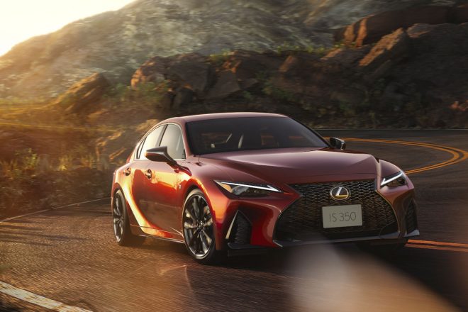 レクサスIS350“F SPORT”（外装色：ラディアントレッドコントラストレイヤリング）