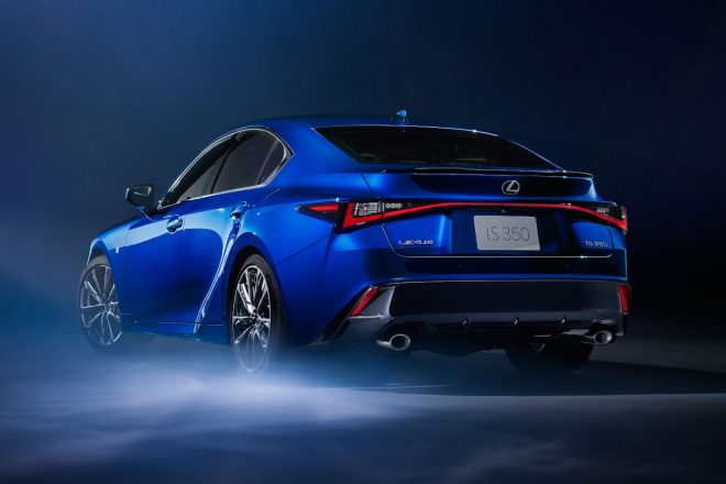 レクサスIS350“F SPORT”（外装色：ヒートブルーコントラストレイヤリング）