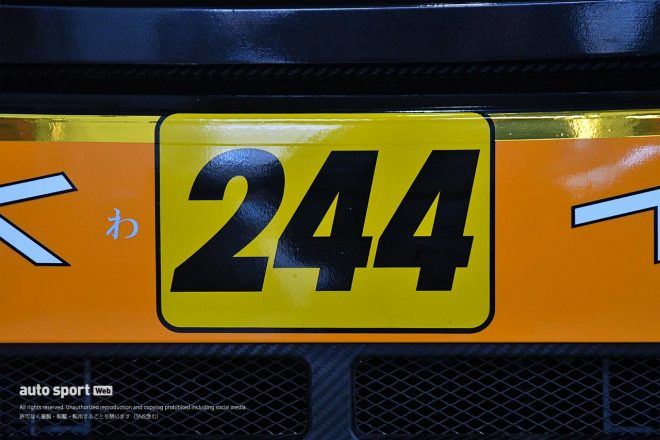 2020スーパーGT第7戦もてぎ　たかのこの湯 RC F GT3のリヤビュー。カーナンバーの左にはひらがなの『わ』が。