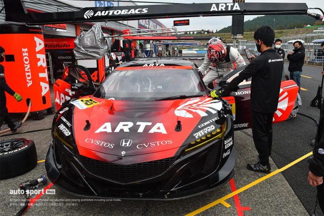 ドライバー交代の練習を行う松下信治