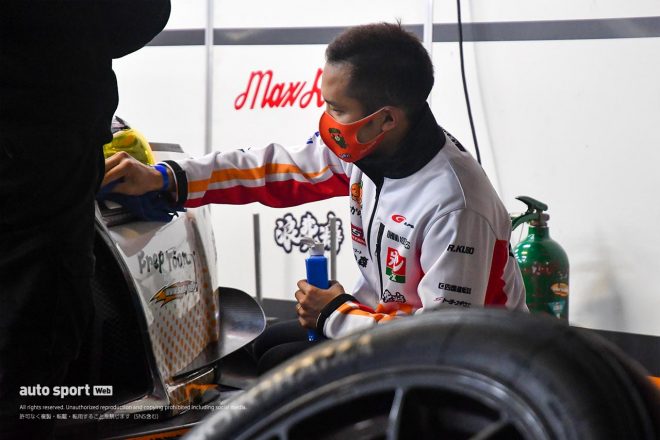 スーパーGT第7戦もてぎの予選後、たかのこの湯 RC F GT3を自ら磨く久保凜太郎