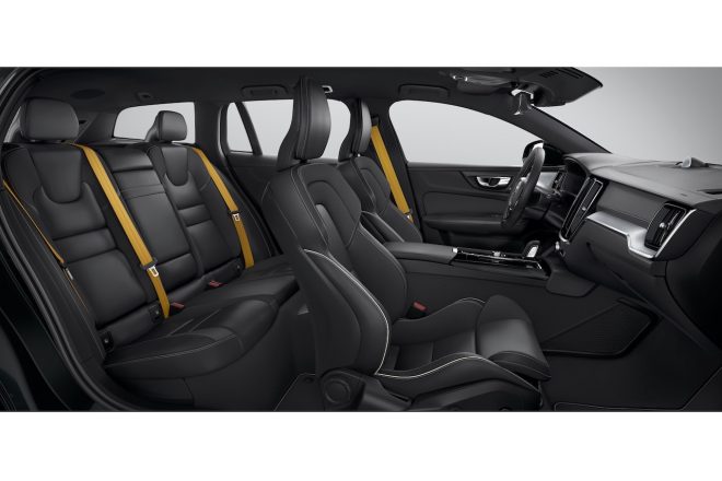 一方のインテリアでも、専用のゴールドカラー・シートベルトやテキスタイル／ファインナッパレザー・コンビネーションスポーツシート、パドルシフトを装備する