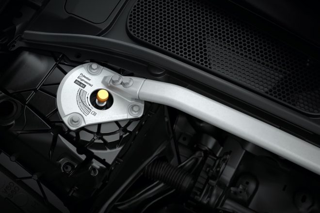 オーリンズ製DFV（デュアル・フロー・バルブ）ショックアブソーバーや専用ストラットタワーバーによるボディ剛性強化も実施する