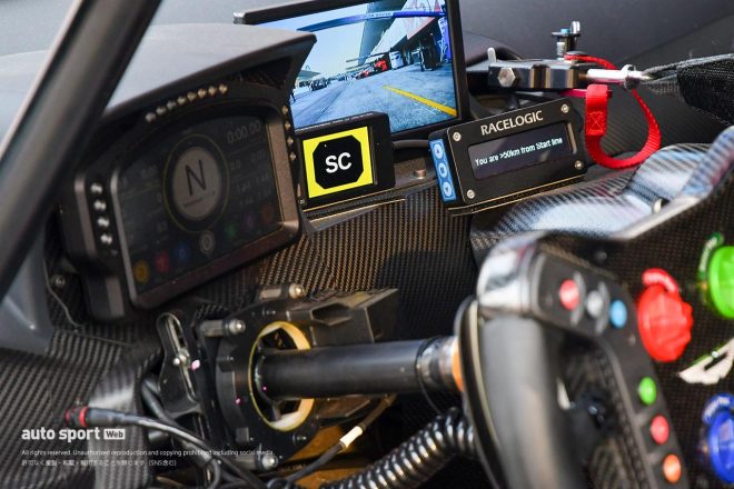 FCY等の状況が表示されるディスプレイ（第3戦鈴鹿でのPACIFIC NAC D'station Vantage GT3）