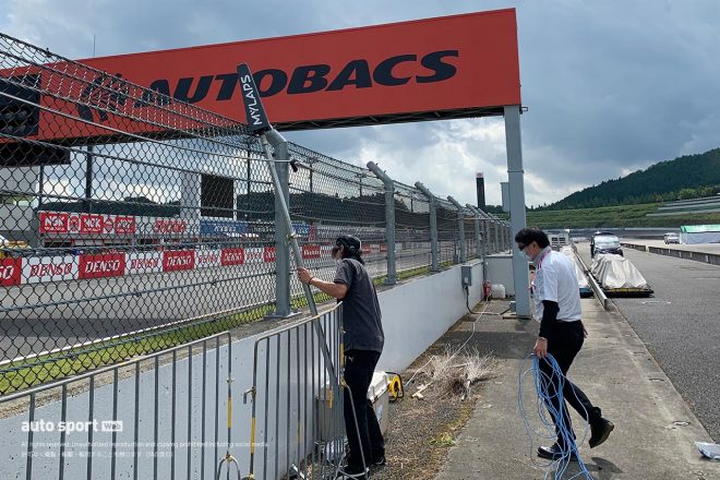 MYLAPSのシステムを立てるスタッフ（写真は第4戦もてぎの金曜日）