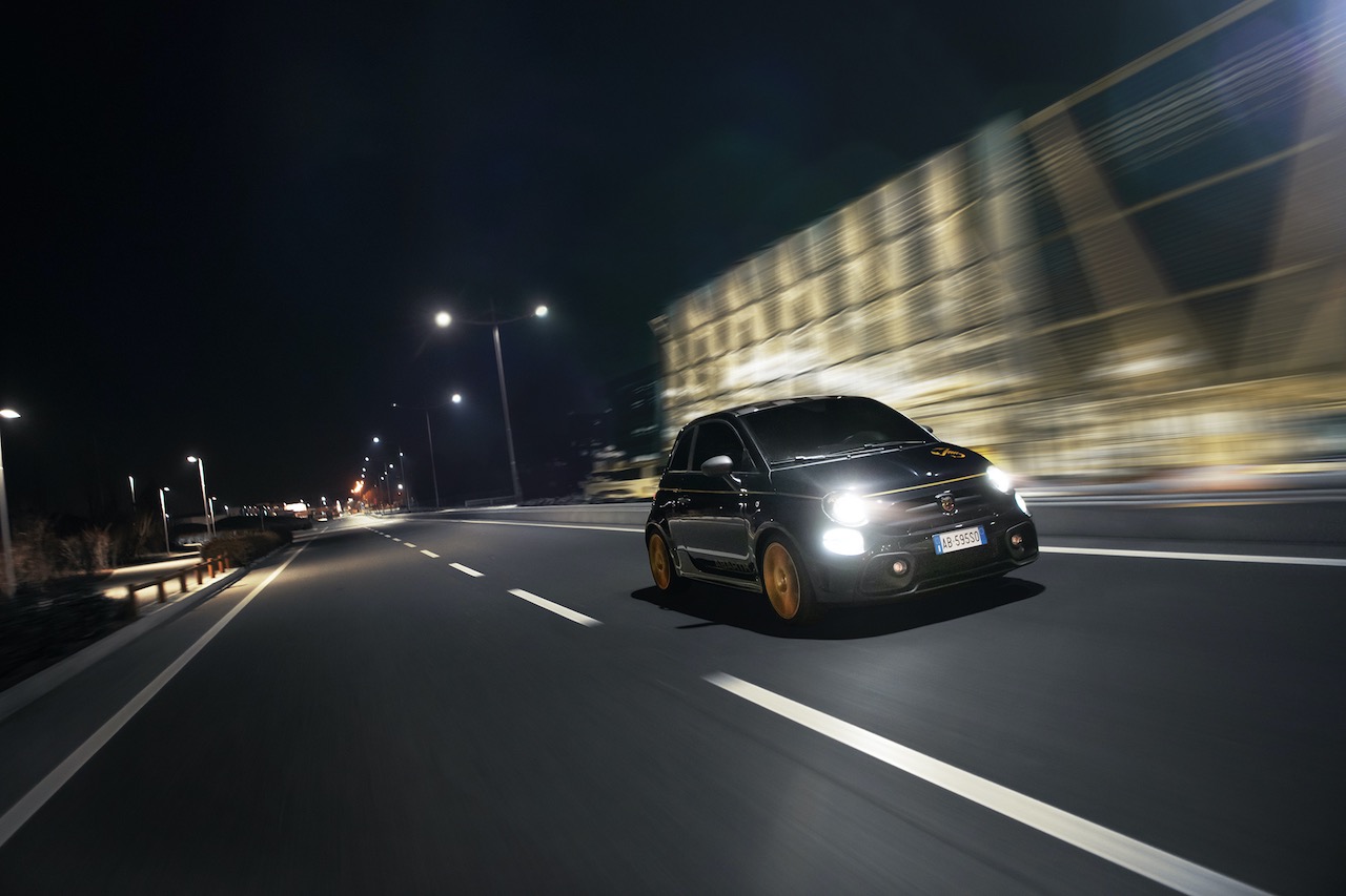 アバルト自身が1970年代に手掛けた『アウトビアンキ A112 アバルト』の限定車"タルガ オーロ"にオマージュを捧げたモデルとなる