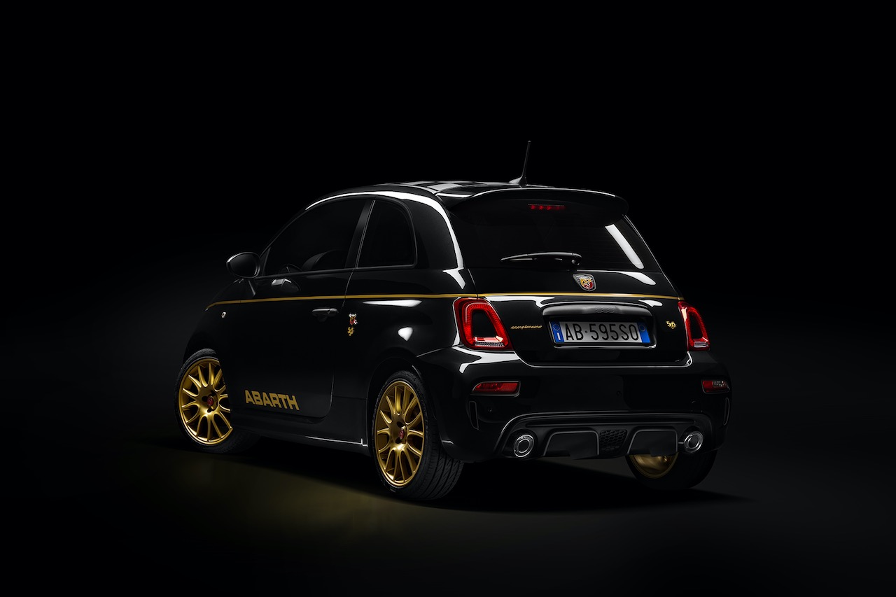 ブラックを基調に、ゴールドのボンネットステッカーやボディを取り巻くゴールドビューティライン、ゴールド仕上げのアルミホイールを採用した