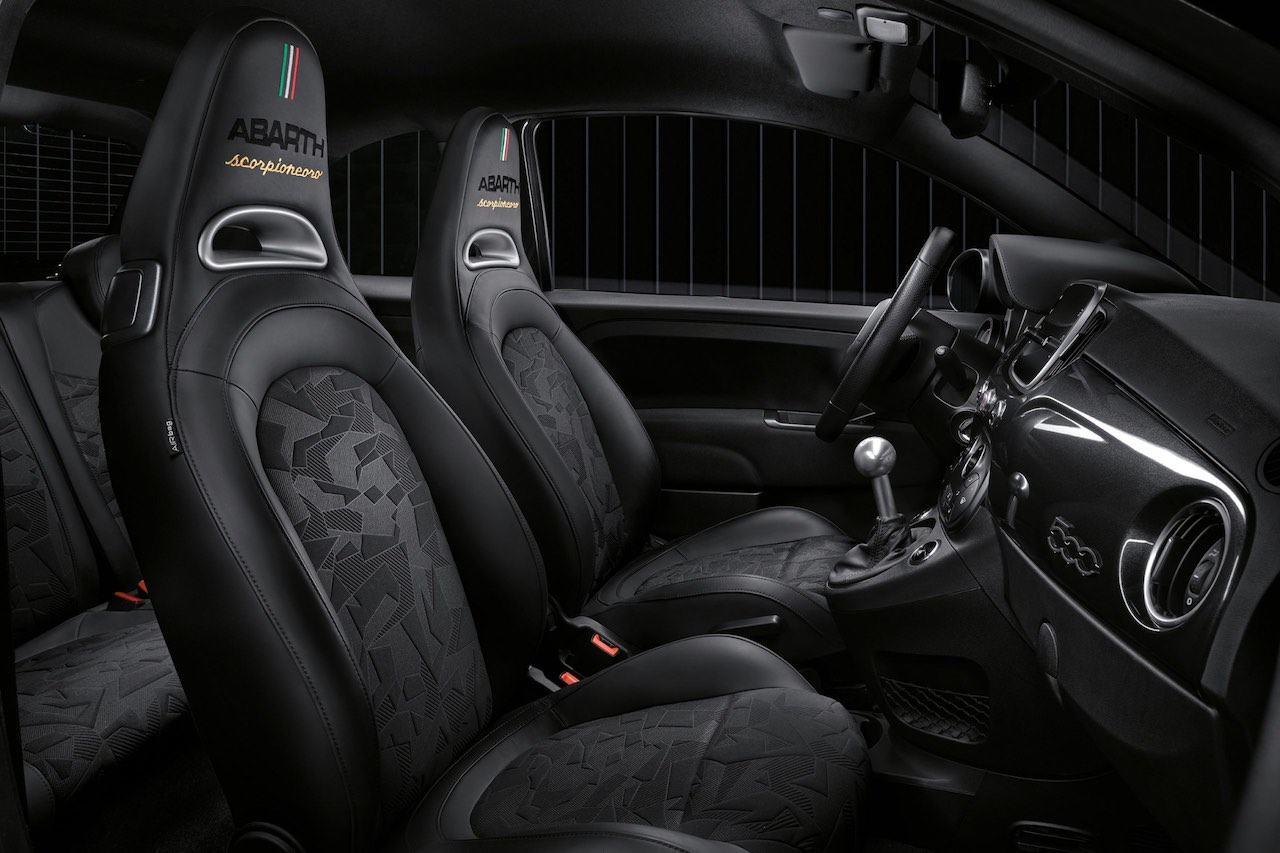 スコーピオンロゴをモチーフとしたカモフラージュ柄インサートを備えた専用スポーツシートや限定車ロゴプレートを採用