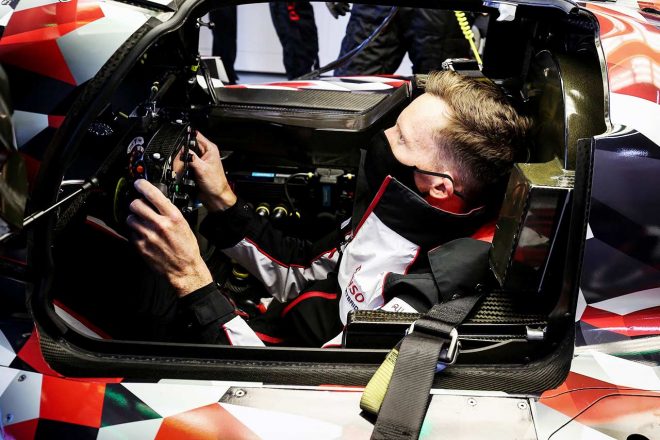 シェイクダウンテストに参加し新型LMH車両をドライブしたマイク・コンウェイ