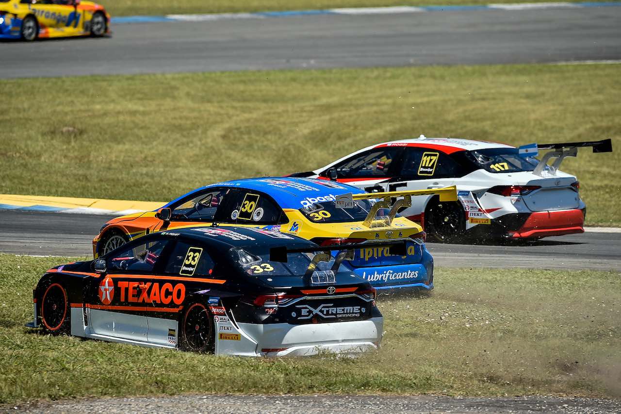 選手権首位で臨んだ30号車セザール・ラモス（Ipiranga Racing）だが、土曜はネルソン・ピケJr.（Full Time Bassani）と絡むなど、3戦で13位、16位、18位に沈む