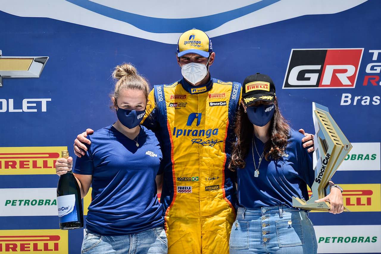 Hot Carにも所属した経験を持つ勝者カミーロは、代表の娘たちをポディウムに呼び、ともに週末の勝利を捧げた