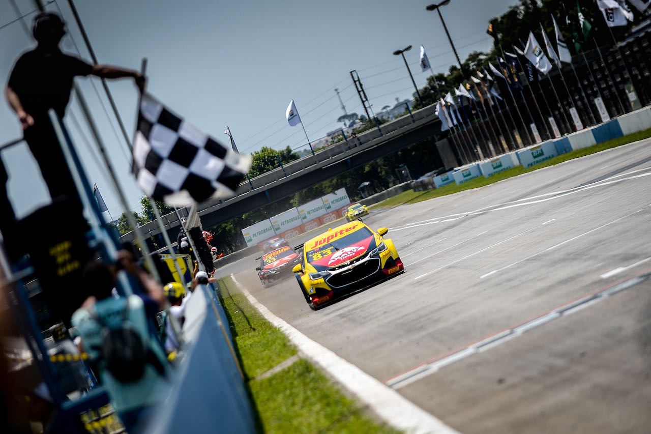 R2はリバースポールの好機を活かしたガブリエル・カサグランデ（R.Mattheis Motorsport）が今季初勝利