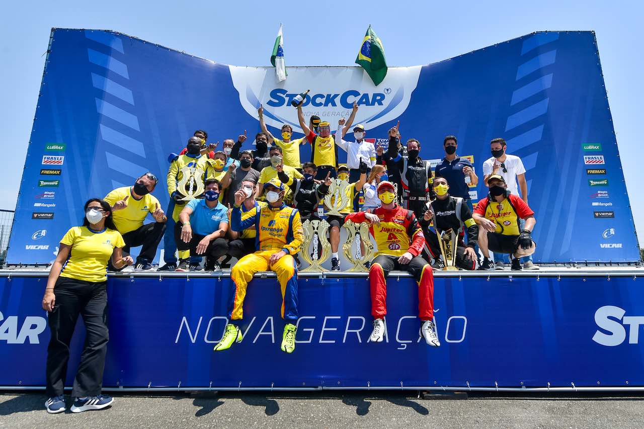 日曜ウイナーのカミーロ（左）とカサグランデ（右）が並んだポディウム。第10-11戦は、11月21〜22日の週末に再びゴイアニアでのダブルヘッダー戦が予定されている