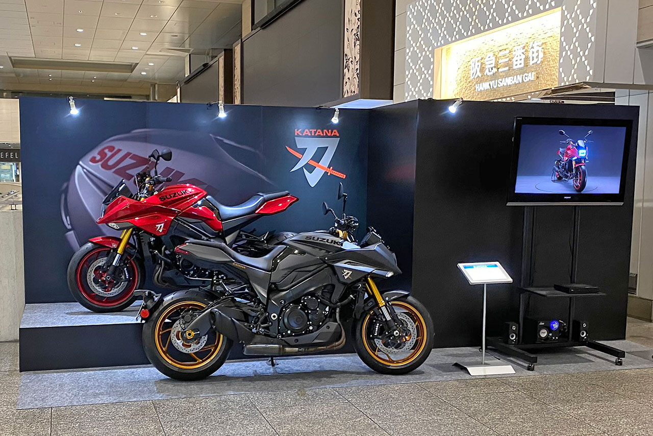 阪急大阪梅田駅の改札外コンコースで展示されたKATANA 特別色 レッドとマットブラック