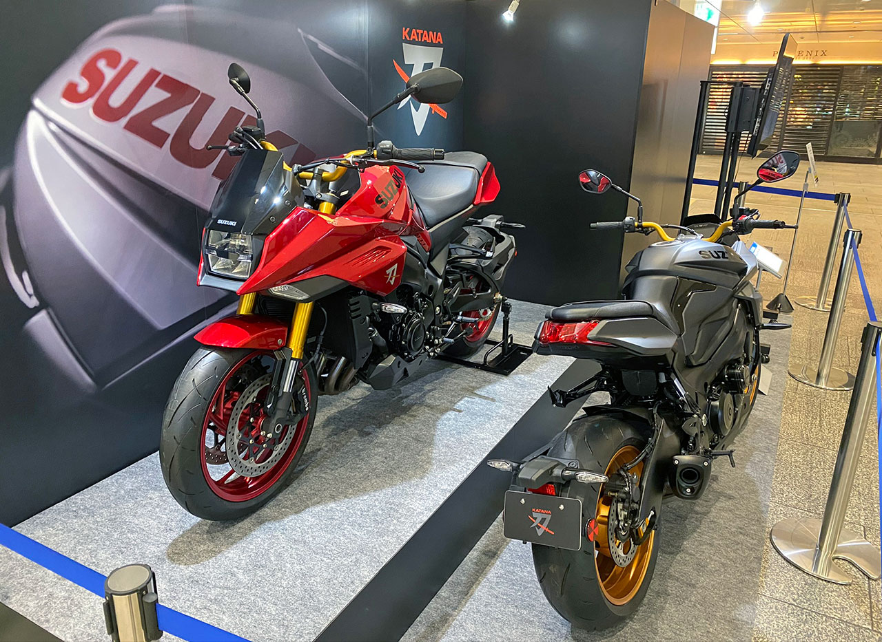 阪急大阪梅田駅の改札外コンコースで展示されたKATANA 特別色 レッドとマットブラック