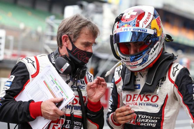 トヨタGAZOO Racing WECチームでテクニカル・ディレクターを務めるパスカル・バセロン（左）