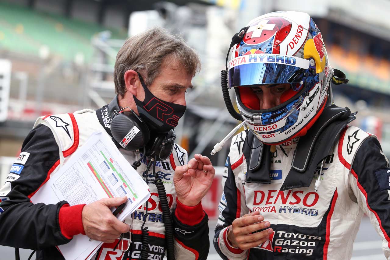 トヨタGAZOO Racing WECチームでテクニカル・ディレクターを務めるパスカル・バセロン（左）