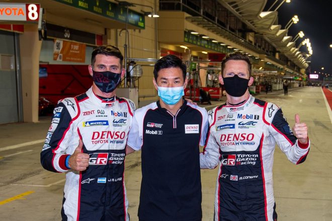 WEC第8戦バーレーンのポールポジションを獲得した7号車トヨタTS050ハイブリッドの（左から）ホセ-マリア・ロペス、小林可夢偉、マイク・コンウェイ