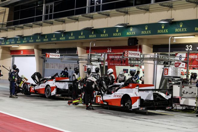 予選に備える2台のトヨタTS050ハイブリッド