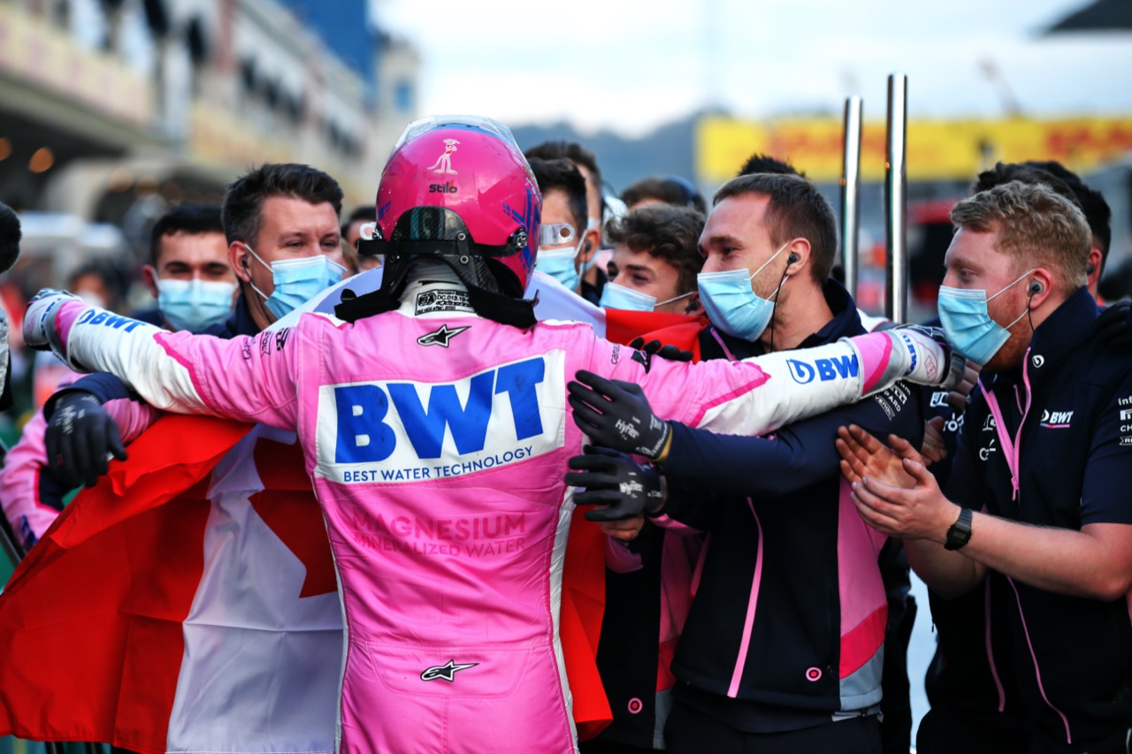 レーシングポイントのスタッフと喜びを分かち合うランス・ストロール