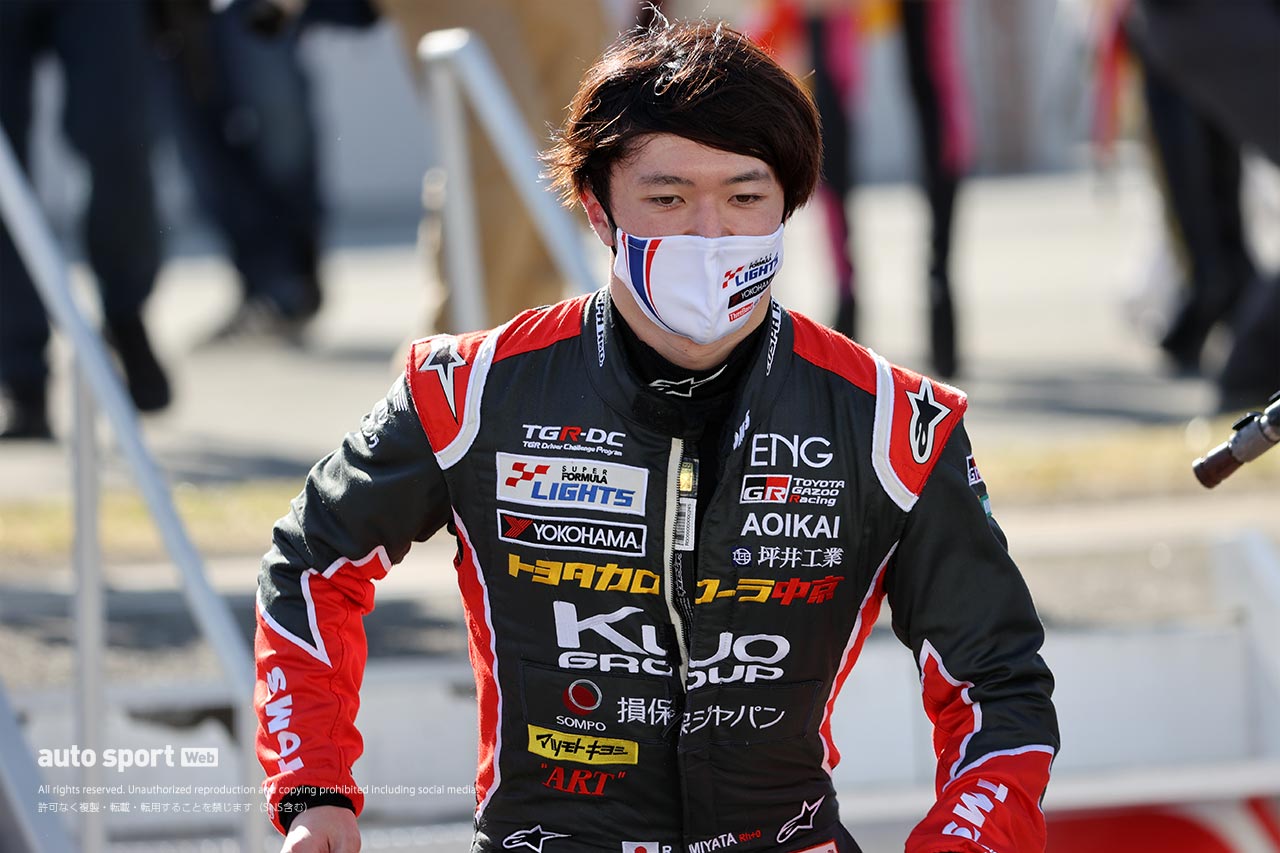 スーパーフォーミュラ・ライツ第11戦のレース後、走ってピットに戻る宮田莉朋
