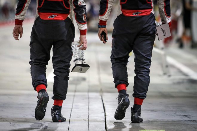 優勝してドライバーズタイトルを決めたトヨタ7号車陣営