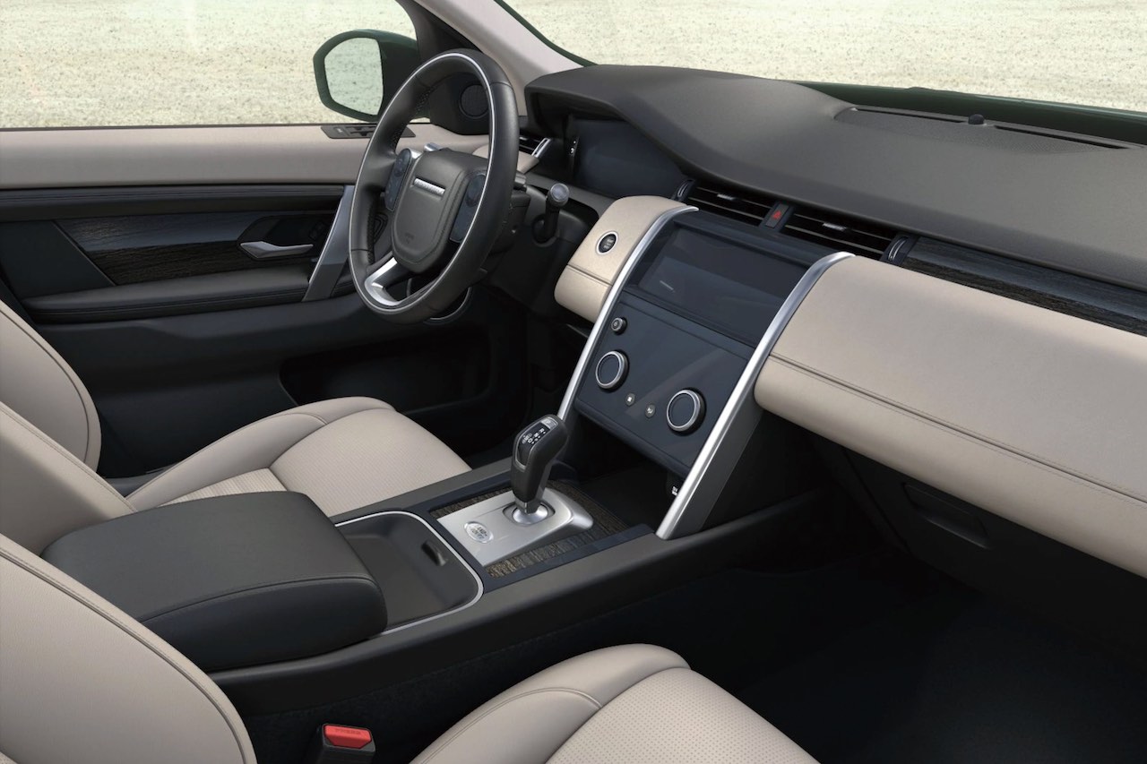 クリアイグジットモニター、パークアシスト、360°パーキングエイド、リアトラフィックモニターを備える“パークパック”など、先進のドライバー支援システムを特別装備している