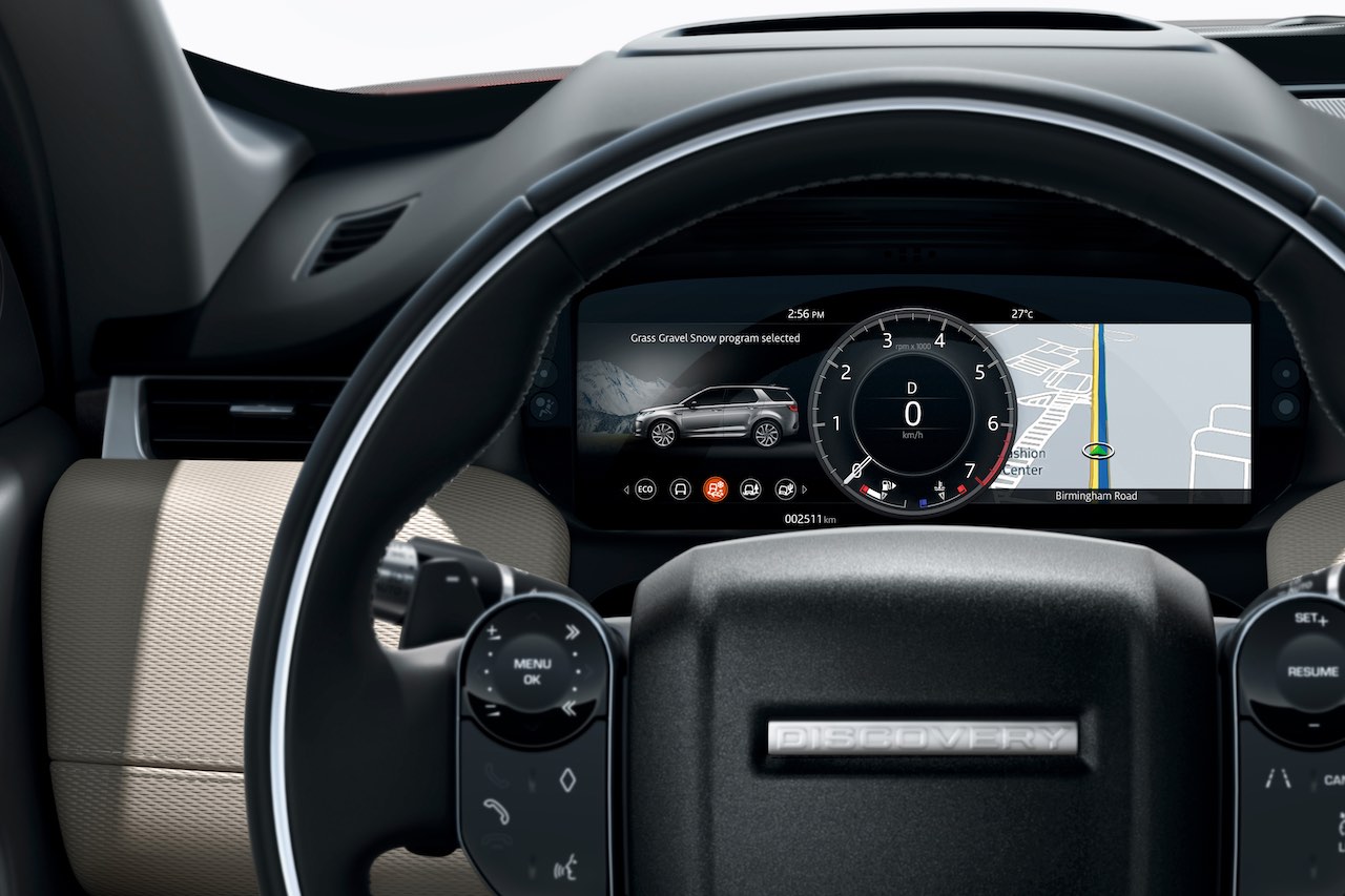 ハイスピードエマージェンシーブレーキ、ブラインドスポットアシスト、アダプティブクルーズコントロールを含む“ドライブパック”も標準装備する