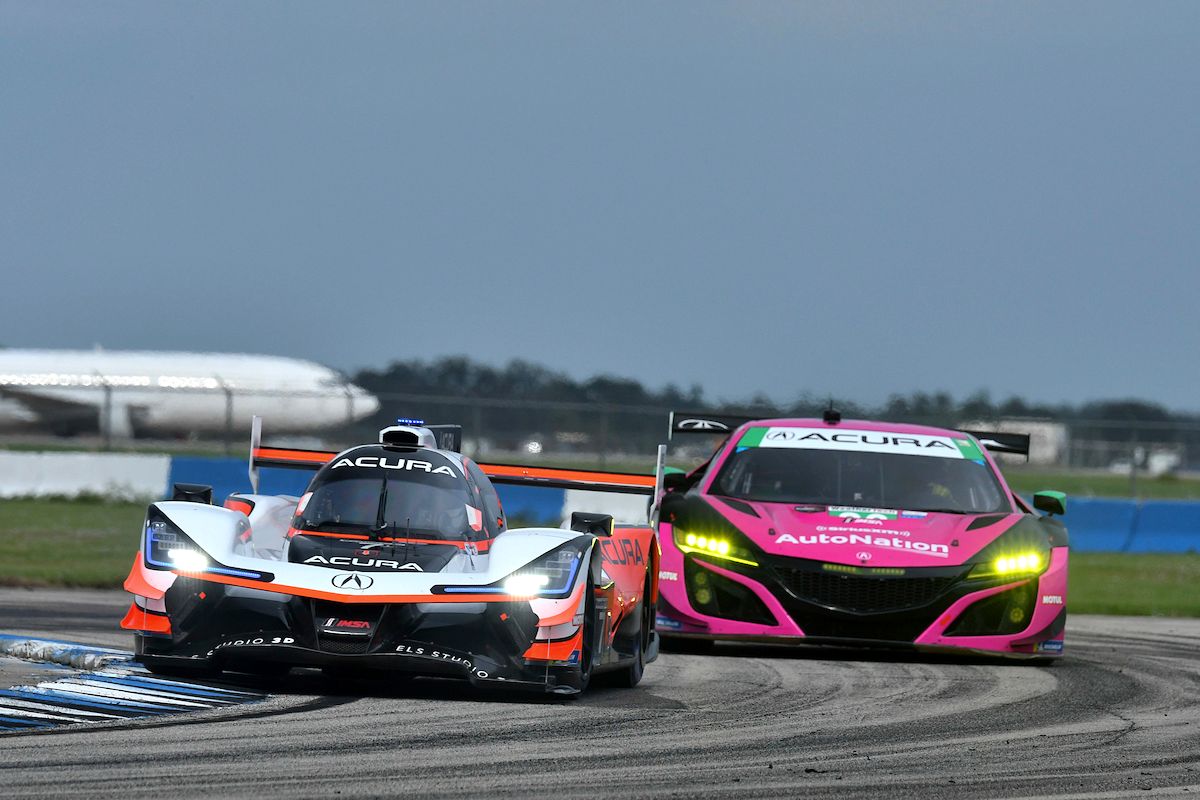 7号車アキュラARX-05（左）と86号車アキュラNSX GT3 Evo（右）