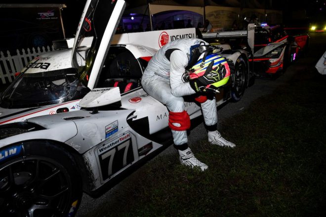 勝利を逃したショックを隠せない77号車マツダRT24-Pのオリバー・ジャービス